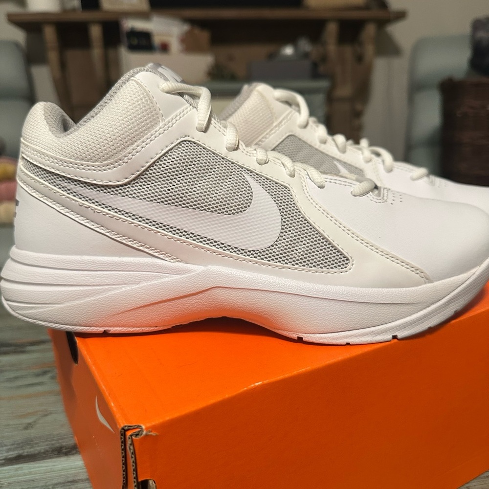 Nike Men's White Athletic Sneakers The Overplay VIII SZ 7